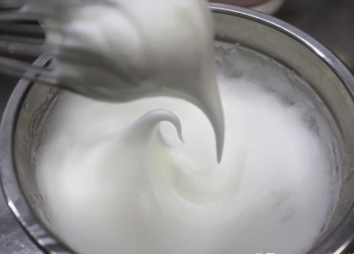 千秋紋鳳梨醬夾心蛋糕，松軟香甜比買的好吃實惠，5個雞蛋就能烤一大盤蛋糕